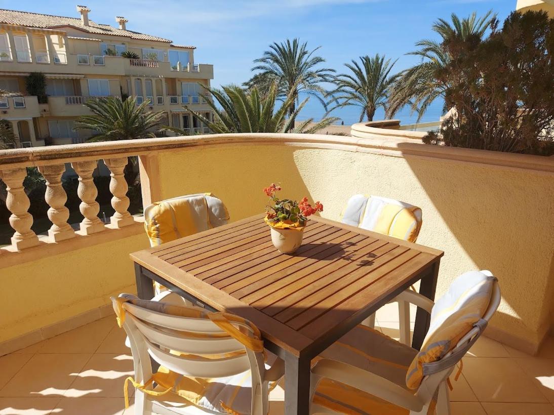 Estupendo Apartamento En Primera Linea De Playa Y Con Vistas Al Mar Denia Luaran gambar