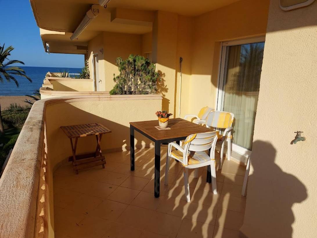 Estupendo Apartamento En Primera Linea De Playa Y Con Vistas Al Mar Denia Luaran gambar